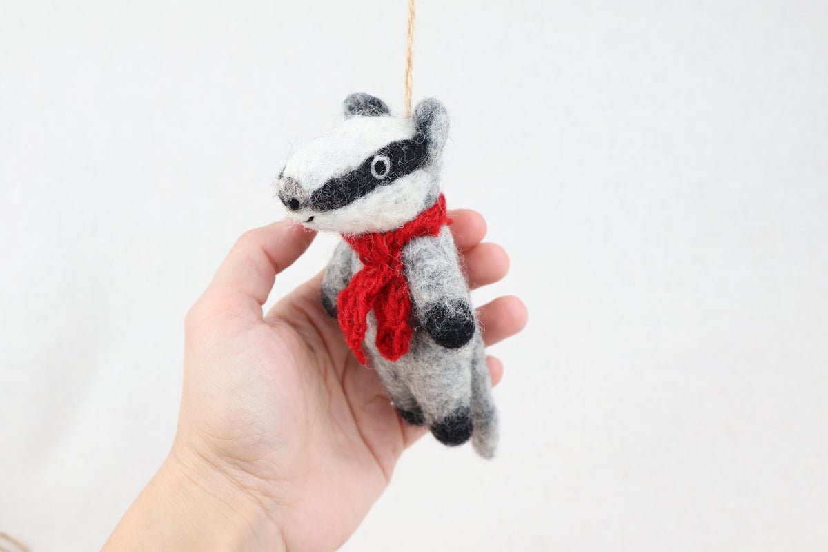 Anhänger Dachs I Dachs mit rotem Strickschal I Deko aus Filz I Winter I Weihnachtsbaum I Herbstdeko I Anhänger aus Filz I Waldtiere I