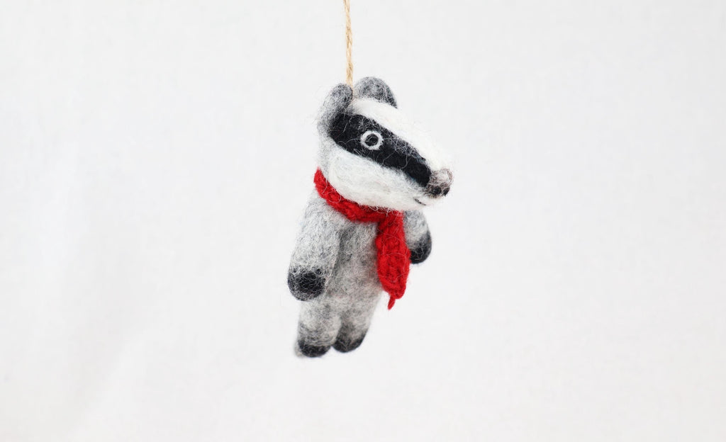 Anhänger Dachs I Dachs mit rotem Strickschal I Deko aus Filz I Winter I Weihnachtsbaum I Herbstdeko I Anhänger aus Filz I Waldtiere I