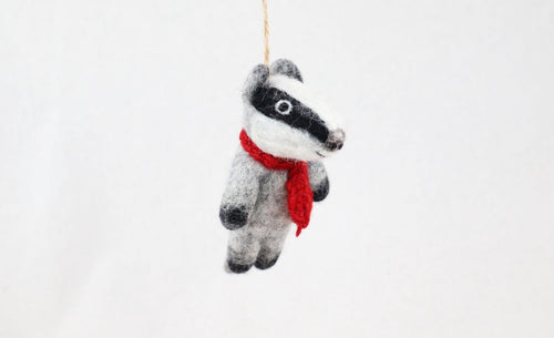 Anhänger Dachs I Dachs mit rotem Strickschal I Deko aus Filz I Winter I Weihnachtsbaum I Herbstdeko I Anhänger aus Filz I Waldtiere I