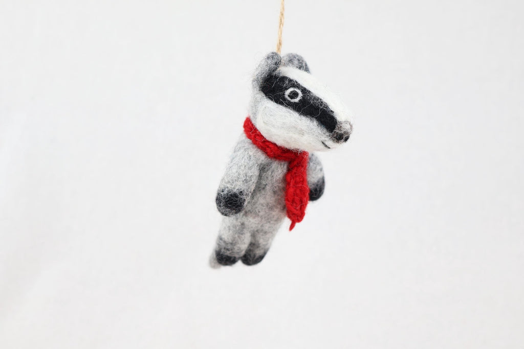 Anhänger Dachs I Dachs mit rotem Strickschal I Deko aus Filz I Winter I Weihnachtsbaum I Herbstdeko I Anhänger aus Filz I Waldtiere I