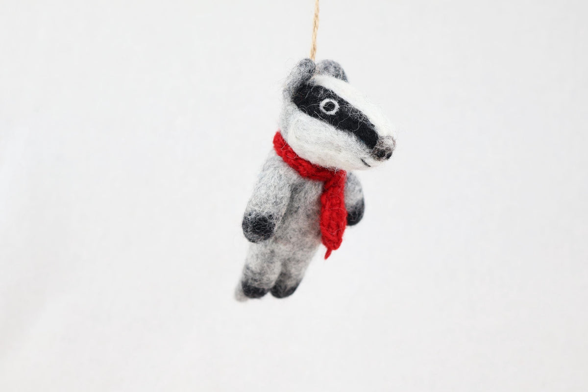 Anhänger Dachs I Dachs mit rotem Strickschal I Deko aus Filz I Winter I Weihnachtsbaum I Herbstdeko I Anhänger aus Filz I Waldtiere I