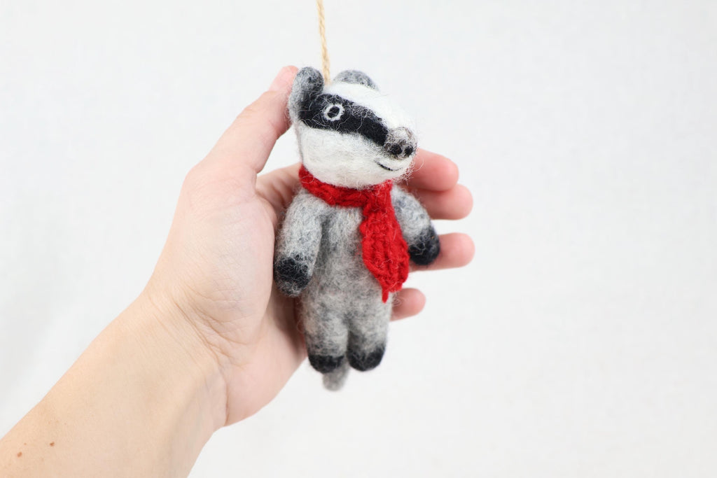 Anhänger Dachs I Dachs mit rotem Strickschal I Deko aus Filz I Winter I Weihnachtsbaum I Herbstdeko I Anhänger aus Filz I Waldtiere I