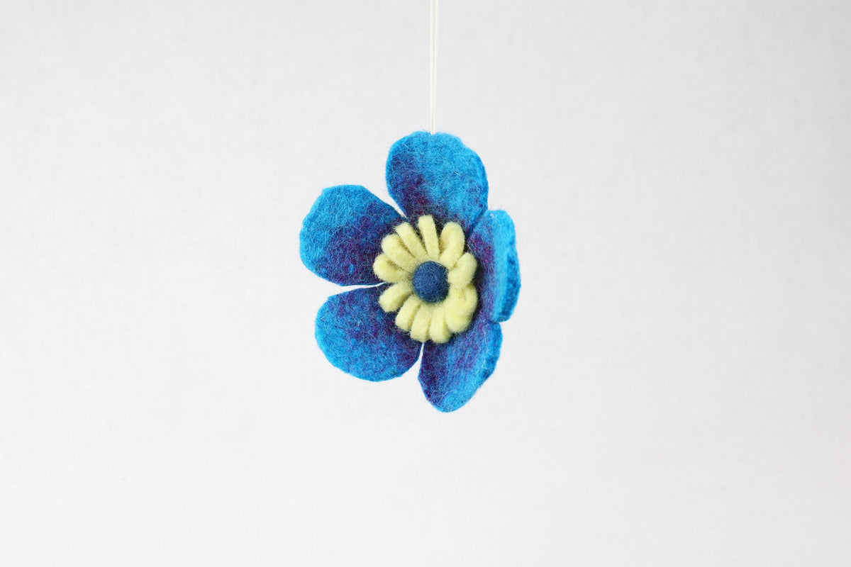 Blaue Filzblüte – Handgefertigter Frühlingsanhänger | Blütenanhänger | Fensterdeko | Filzblume I Osterschmuck I Osterdeko I Blaue Blume