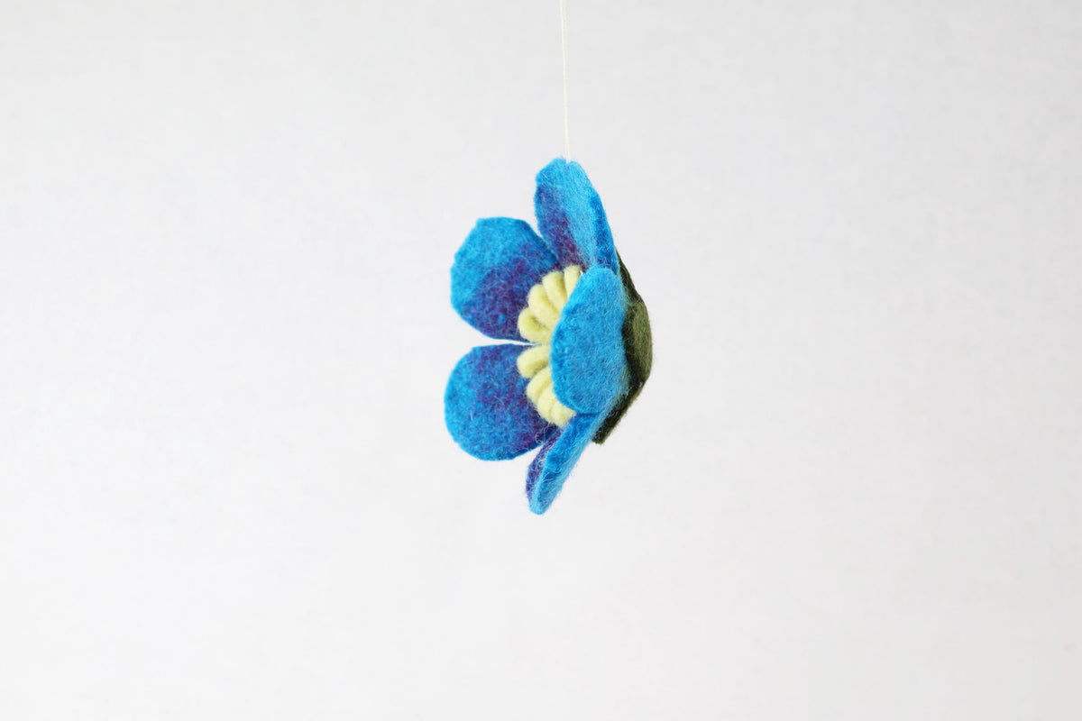 Blaue Filzblüte – Handgefertigter Frühlingsanhänger | Blütenanhänger | Fensterdeko | Filzblume I Osterschmuck I Osterdeko I Blaue Blume