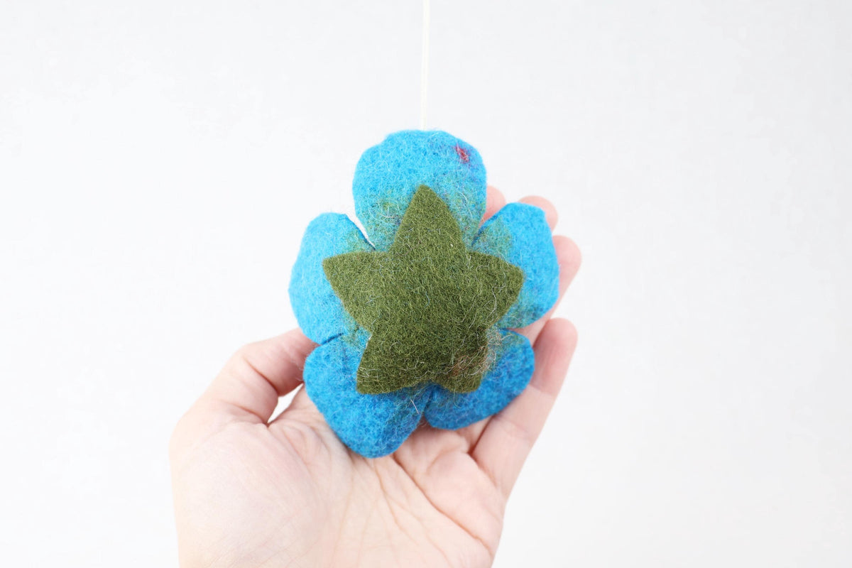 Blaue Filzblüte – Handgefertigter Frühlingsanhänger | Blütenanhänger | Fensterdeko | Filzblume I Osterschmuck I Osterdeko I Blaue Blume