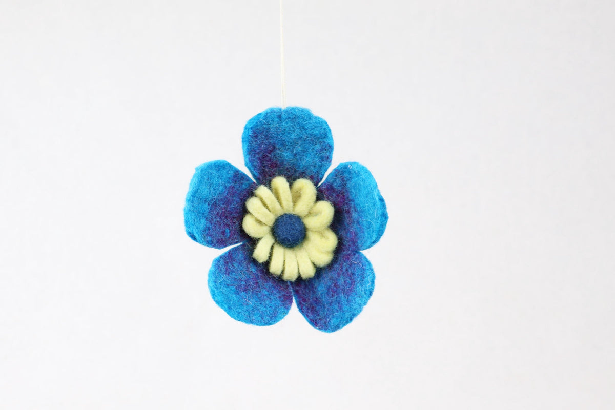 Blaue Filzblüte – Handgefertigter Frühlingsanhänger | Blütenanhänger | Fensterdeko | Filzblume I Osterschmuck I Osterdeko I Blaue Blume