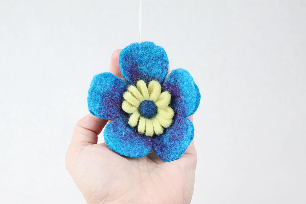 Blaue Filzblüte – Handgefertigter Frühlingsanhänger | Blütenanhänger | Fensterdeko | Filzblume I Osterschmuck I Osterdeko I Blaue Blume