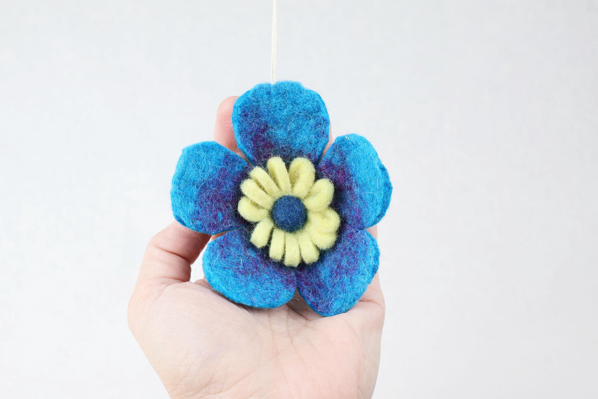 Blaue Filzblüte – Handgefertigter Frühlingsanhänger | Blütenanhänger | Fensterdeko | Filzblume I Osterschmuck I Osterdeko I Blaue Blume