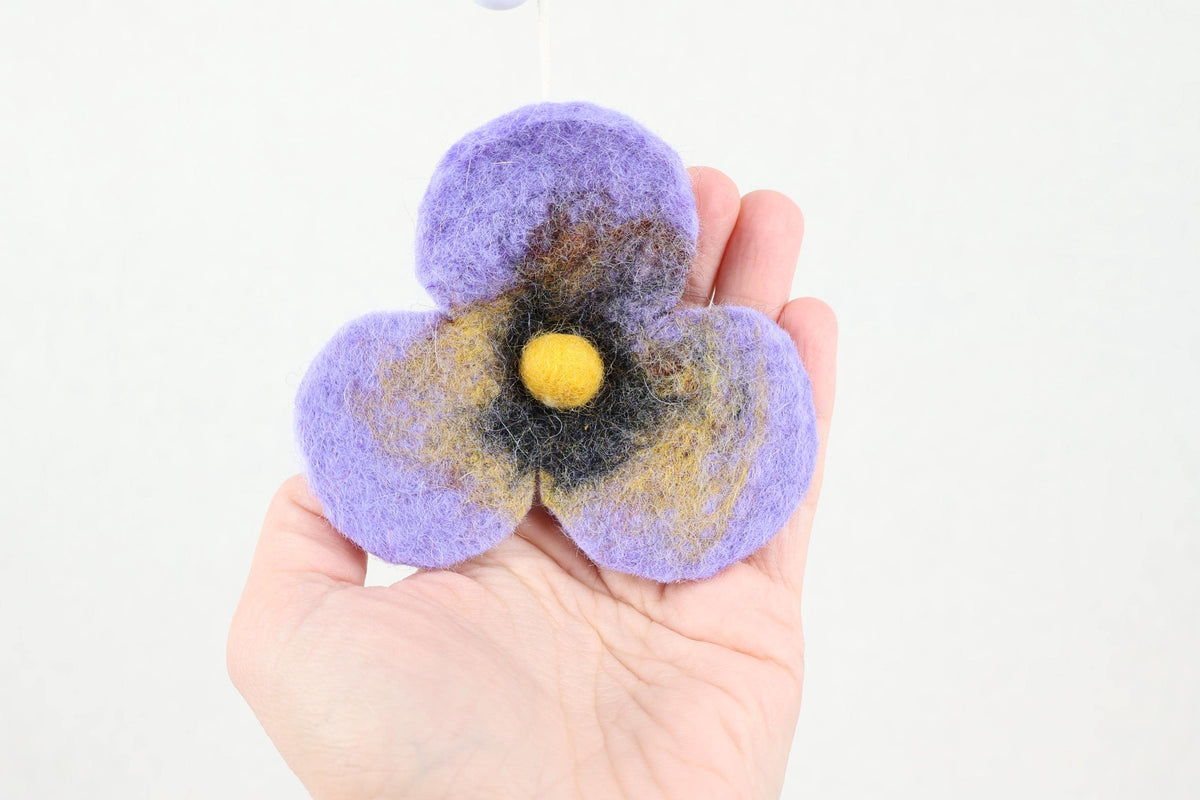 Stiefmütterchen Anhänger – Handgefertigter Frühlingsanhänger | Veilchen Blütenanhänger | Fensterdeko | Filzblume I Osterschmuck I Osterdeko