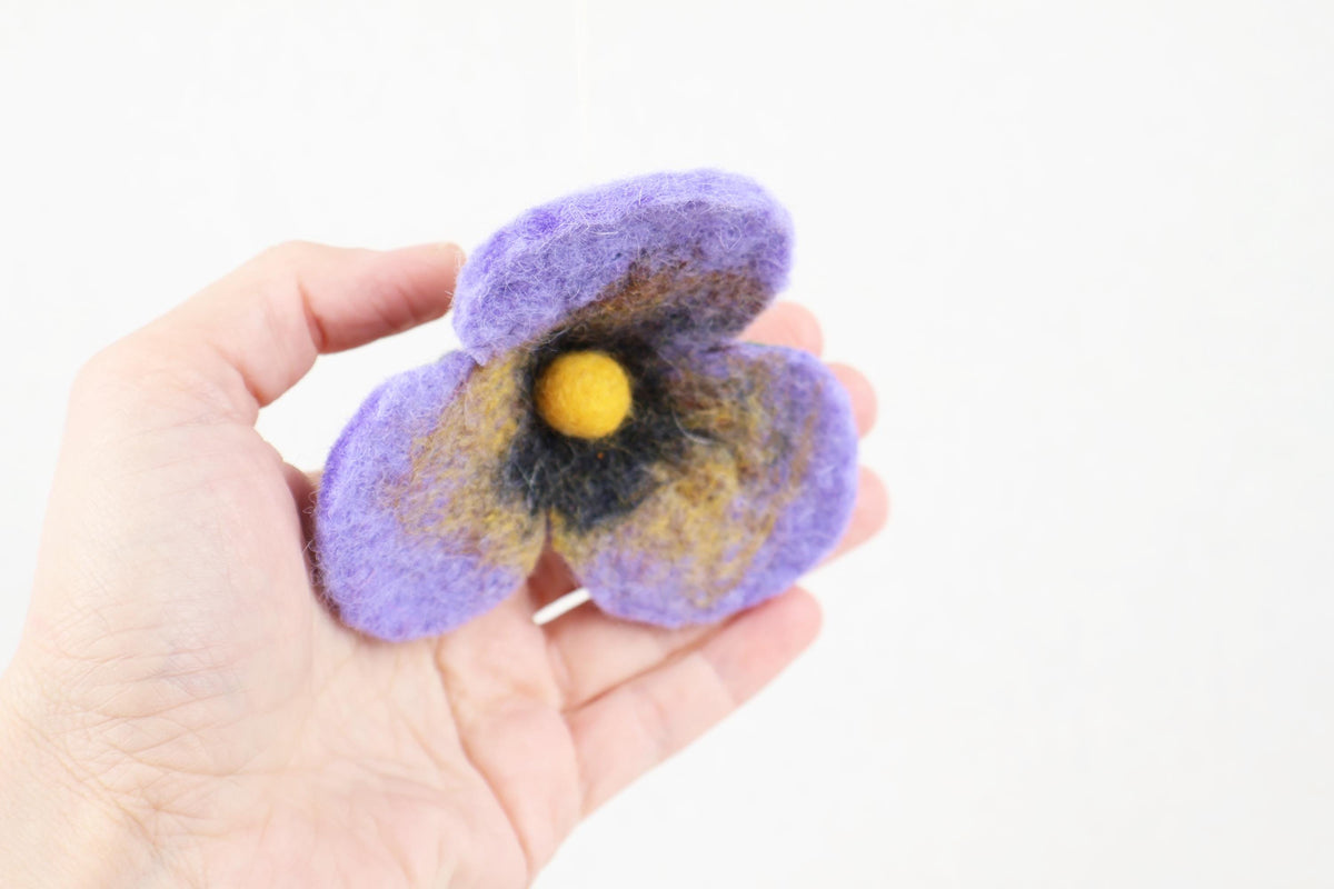 Stiefmütterchen Anhänger – Handgefertigter Frühlingsanhänger | Veilchen Blütenanhänger | Fensterdeko | Filzblume I Osterschmuck I Osterdeko