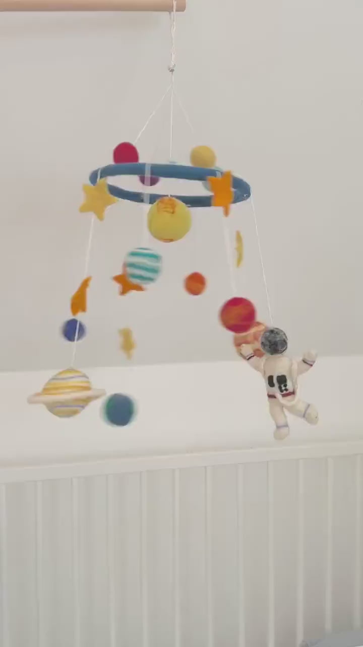 Mobilé Kinderzimmer I Mobilé Planeten und Astronaut I  Filzdeko Kinderzimmer I Sonne I Erde I Saturn I Sterne I Cosmonaut I Babyausstattung