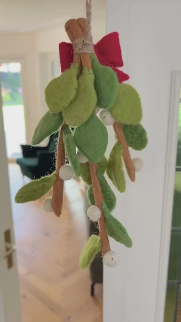 Mistelzweig mit roter Schleife aus Filz I handgefilzt aus Wolle I Fensterdeko I Weihnachtsdeko I Beerenzweig I Weihnachtsanhänger aus Filz