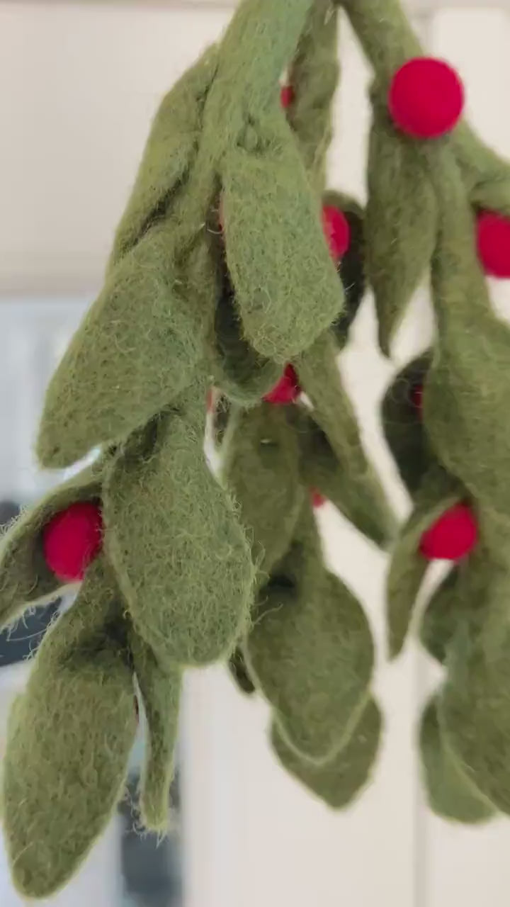 Mistelzweig rote Beeren aus Filz I handgefilzt aus Wolle I Fensterdeko I Weihnachtsdeko I Beerenzweig I Misteln I Weihnachtsanhänger Filz