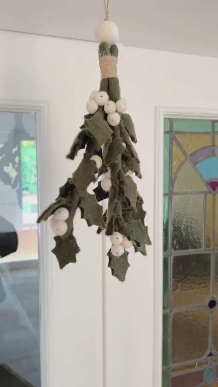Stechpalme aus Filz I handgefilzt aus Wolle I Fensterdeko I Weihnachtsdeko I Beerenzweig I Misteln I Weihnachtsanhänger aus Filz