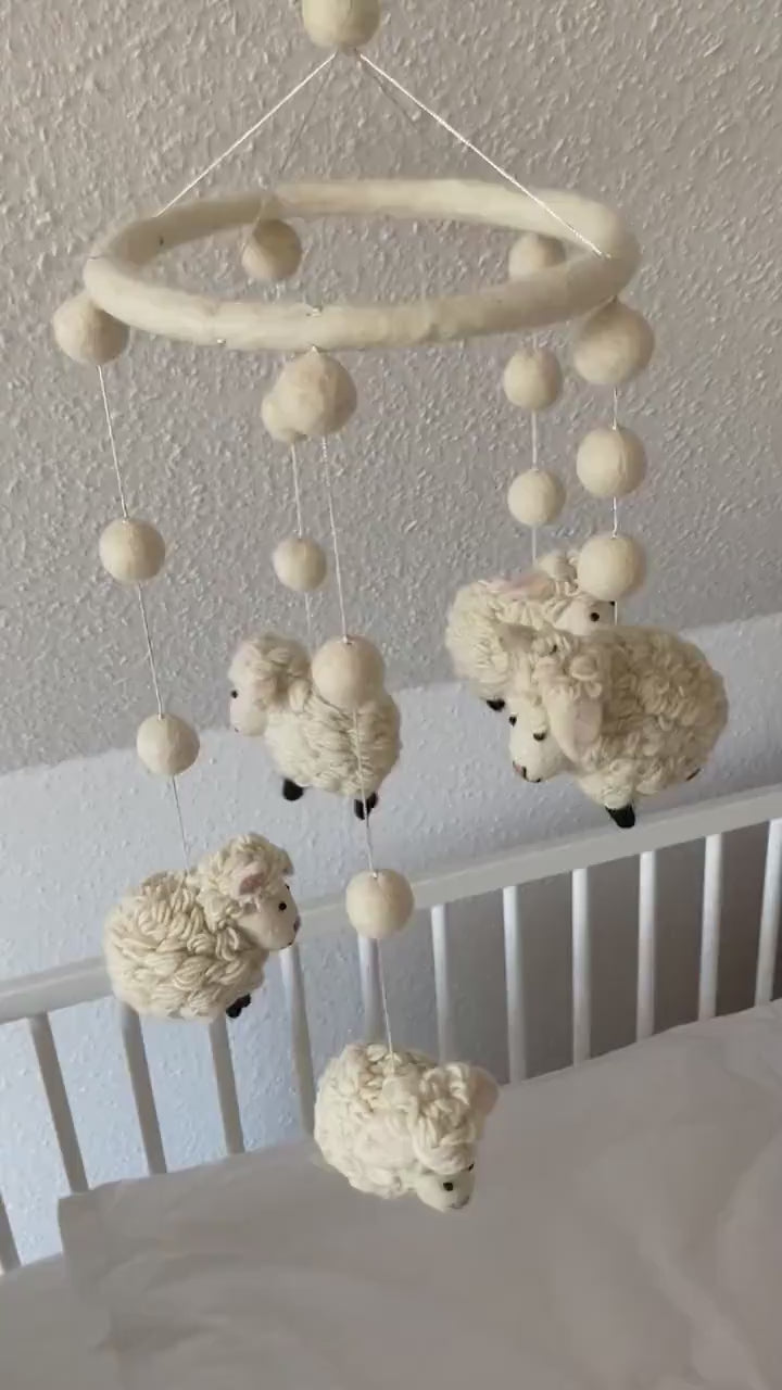 Mobilé Schafe Kinderzimmer Filz Babyzimmer Babybett Geschenk zur Geburt Träume handgefertigt Schäfchen Bauernhoftier Einschlafen Schäfer